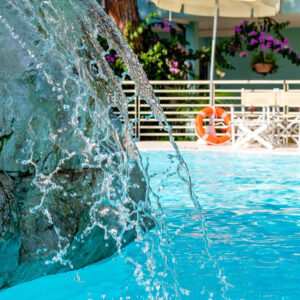 hotel-bristol-4-stelle-bellaria-piscina-con-fontana-cervicale